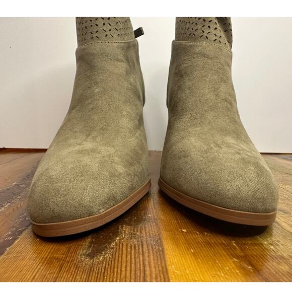 Violet and Red Women's Jackson Laser Cut Faux Suede Ankle Boots Green Sz 9 NWOB - Picture 4 of 9